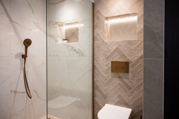 Badkamer, toilet en vloer volledig vernieuwd